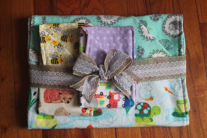 Geschlecht Neutral Baby Bundle Geschenk Classic Decke, Burp Tücher von Etsy - cocobusa