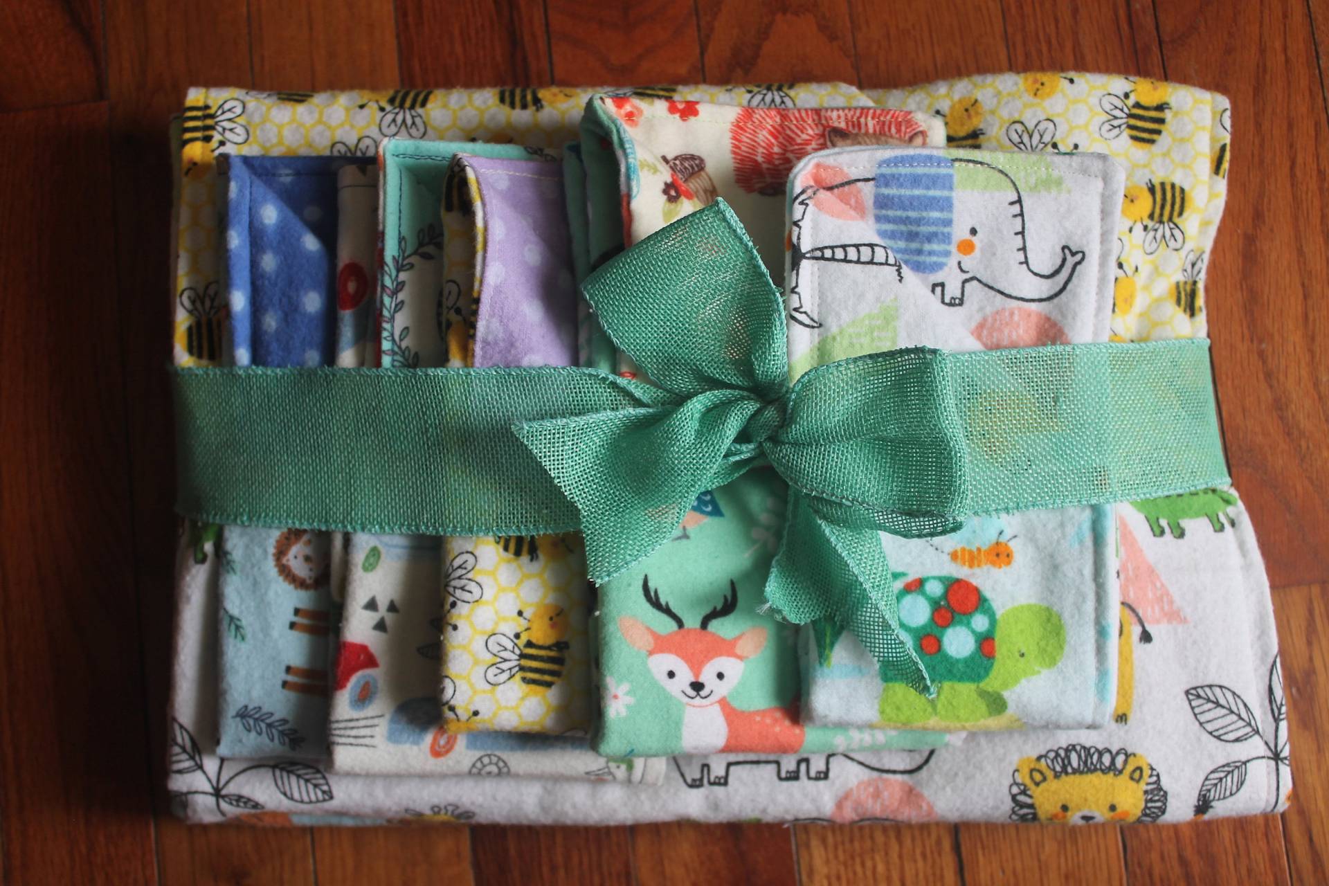 Geschlecht Neutral Baby Bundle Geschenk Deluxe Decken, Burp Tücher von Etsy - cocobusa