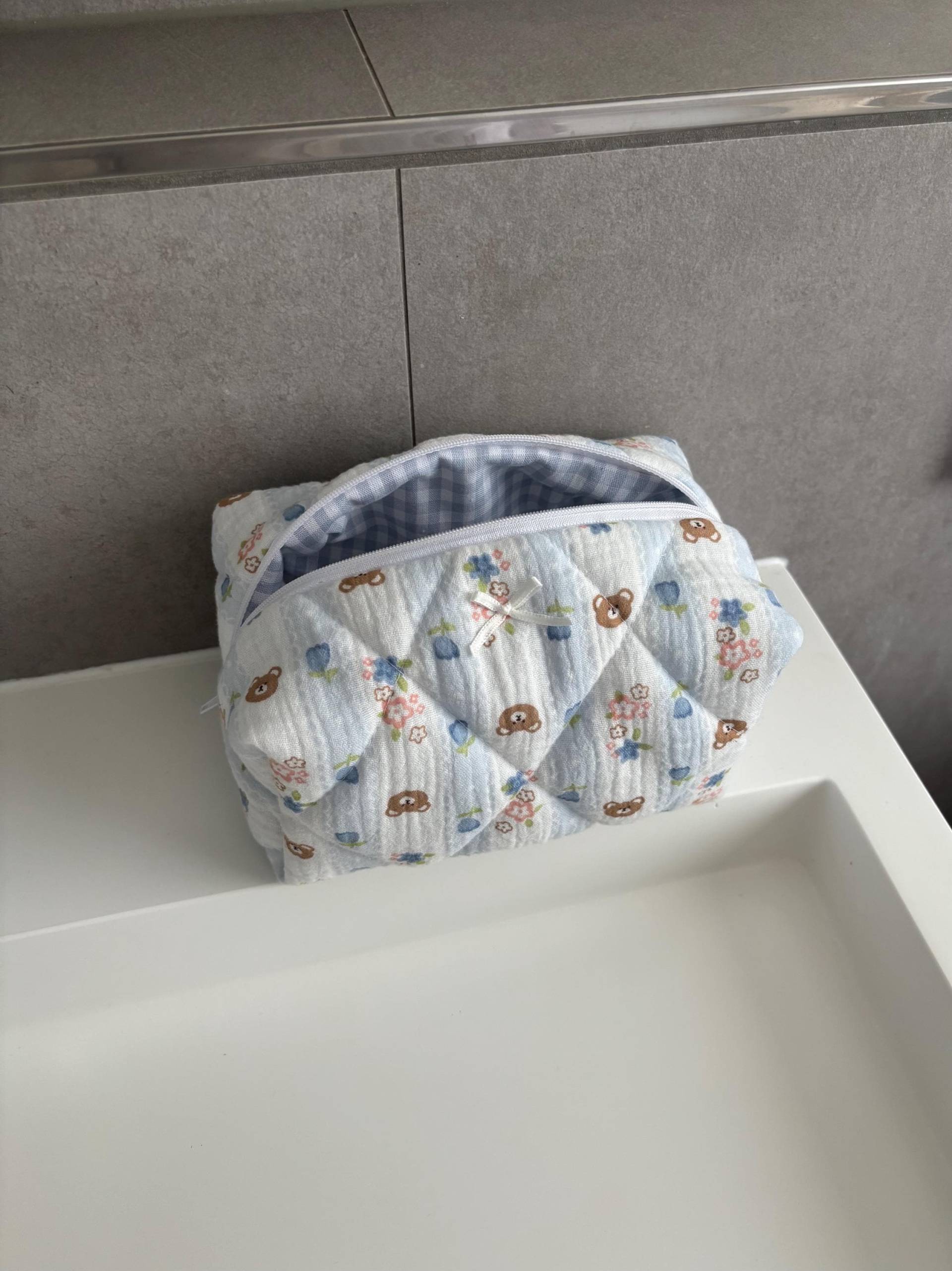 Handgemachte Kosmetiktasche Blau Teddybären Seersucker Schminktasche Gesteppt Make-Up-Tasche Mäppchen Nécessaire Geschenk Für Frauen Handgemachte Kosmetiktasche Blau Teddybären Seersucker Schminktasche Gesteppt Make-Up-Tasche Mäppchen Nécessaire Geschenk Für Frauen von Etsy - cottoncloudstudioDE