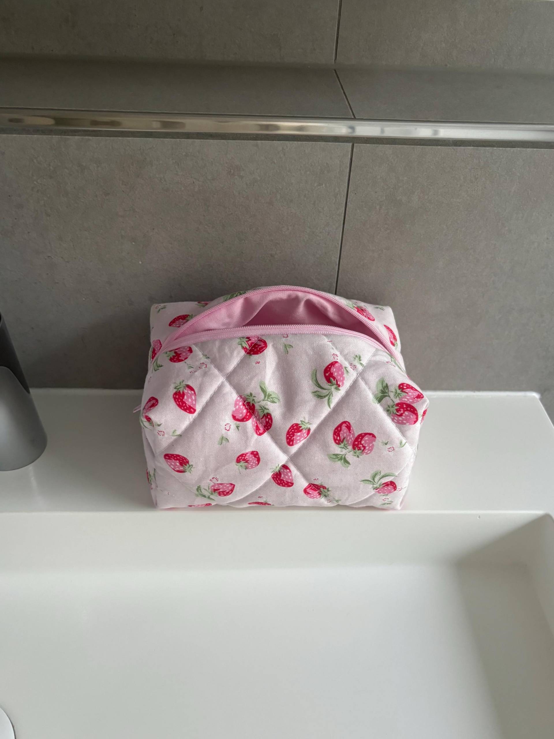 Handgemachte Kosmetiktasche Rosa Schminktasche Pink Kariert Mit Erdbeeren Gestepptes Mäppchen Make-Up-Tasche Toilettentasche Geschenk Frauen Handgemachte Kosmetiktasche Rosa Schminktasche Pink Kariert Mit Erdbeeren Gestepptes Mäppchen Make-Up-Tasche Toilettentasche Geschenk Frauen von Etsy - cottoncloudstudioDE