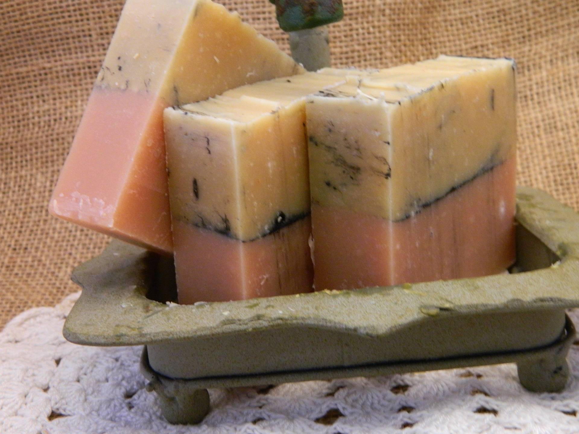 Handgemachte Himbeer-Ziegenmilch-Seife Mit Aktivkohle Aus Hartholz von Etsy - countrysoapsbymarlen