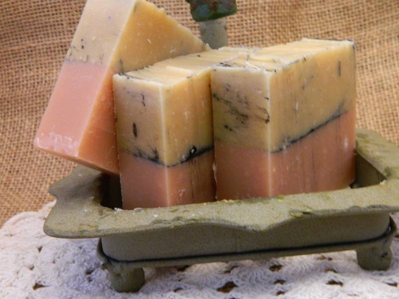 Handgemachte Himbeer-Ziegenmilch-Seife Mit Aktivkohle Aus Hartholz von Etsy - countrysoapsbymarlen