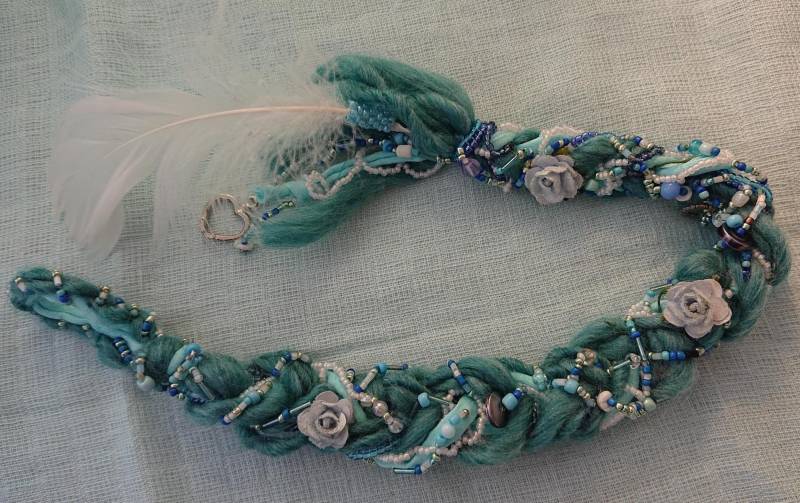 141. Geflochtene Petrolblaue Ca. 45 cm Haarverlängerung Mit Weißer Feder, Breiter Blauer Perlen-Woll-Zopf, Woll-Jersey-Extension Haarteil von Etsy - crazytinapearls