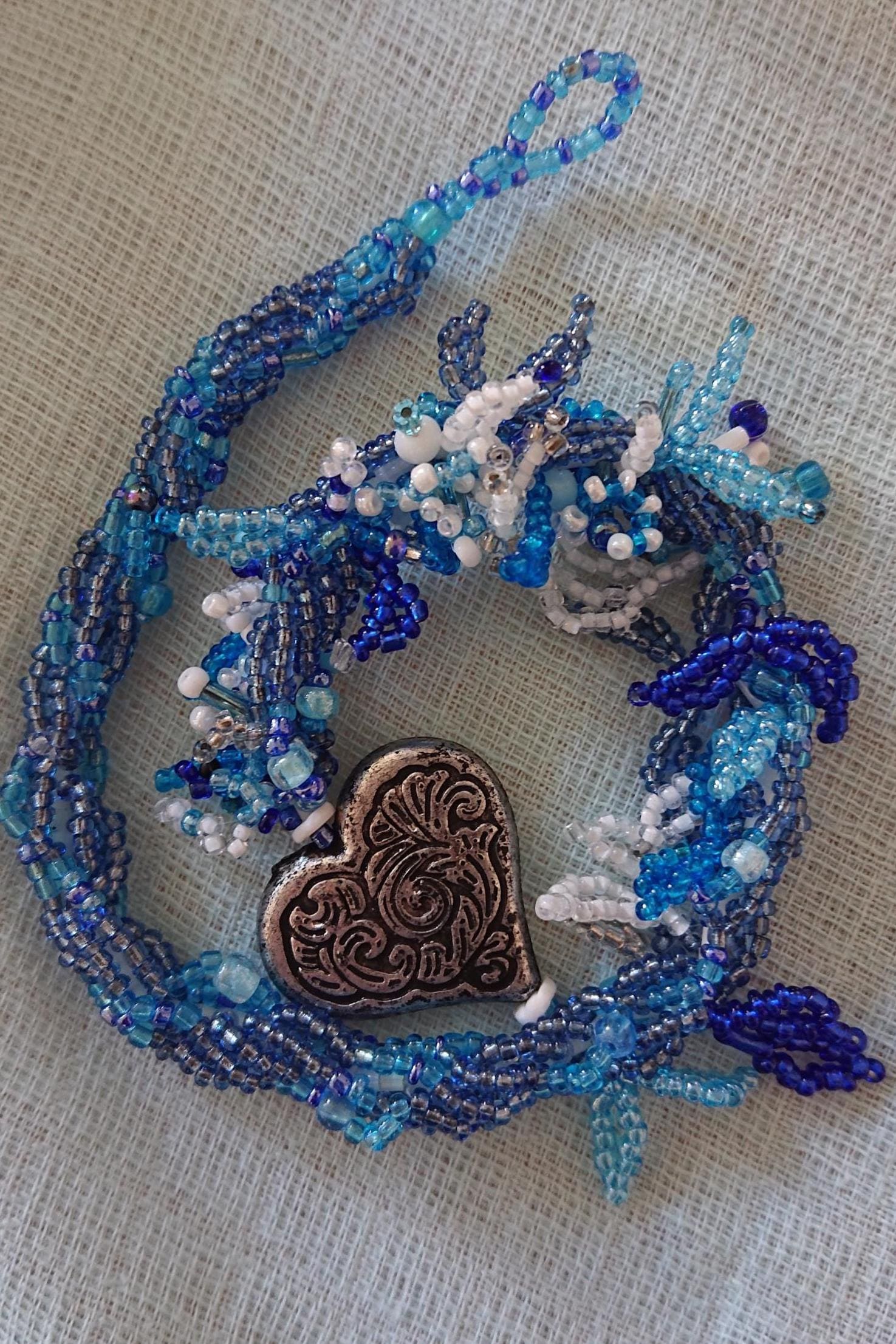 148. Elegante Perlenextension Im Trachtenlook Mit Herz, Blau-Weiß, Perlengeflochtene Dreadlocks Dirndl-style, Brautschmuck Blaue Blätter von Etsy - crazytinapearls