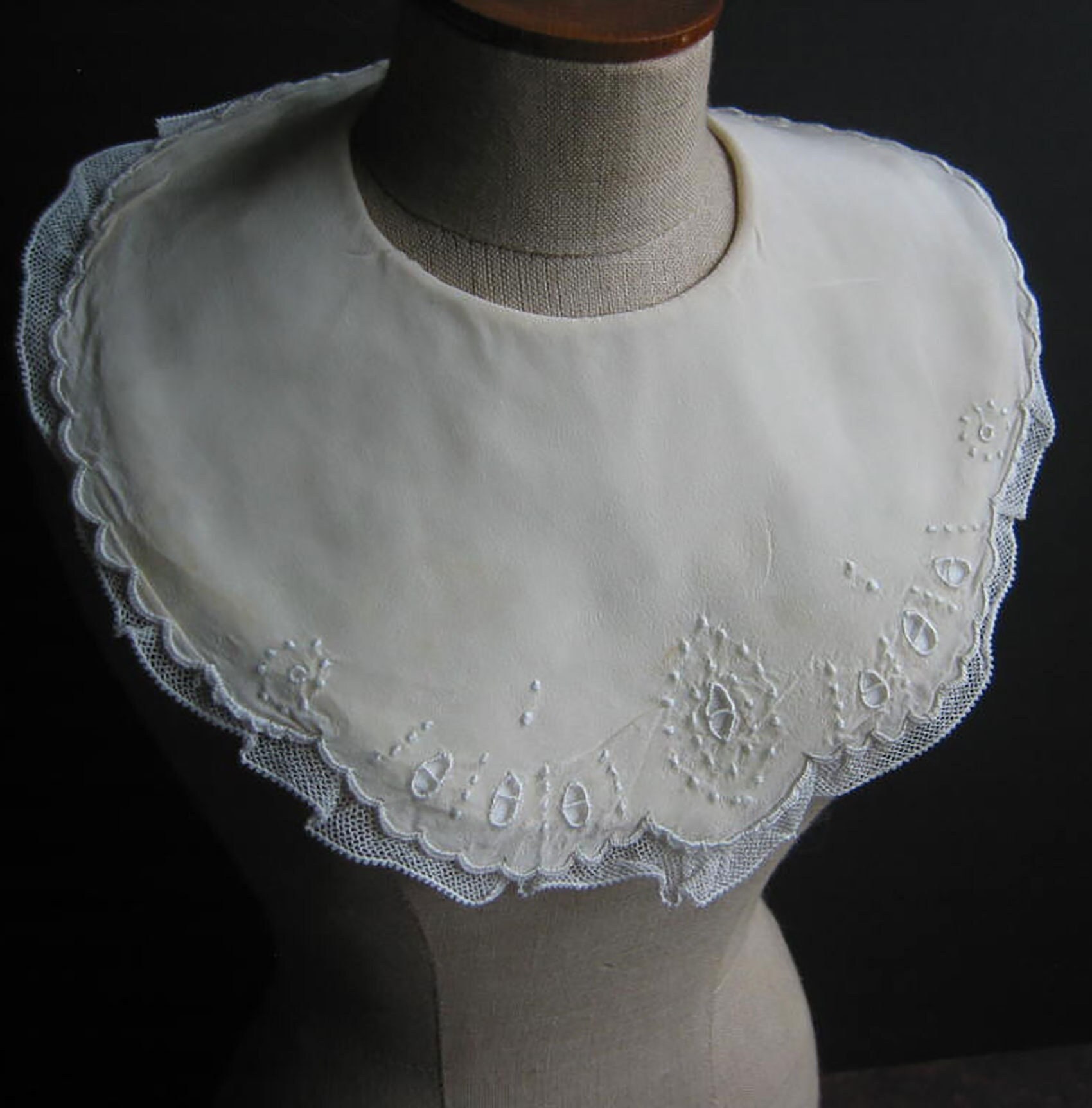 Vintage Handgefertigtes Baby Lätzchen Kragen Stickerei Und Tüllspitze Baumwolle Organza Creme-Weiß Frankreich Um 1920 Genderneutral Unisex von Etsy - darauffreueichmich
