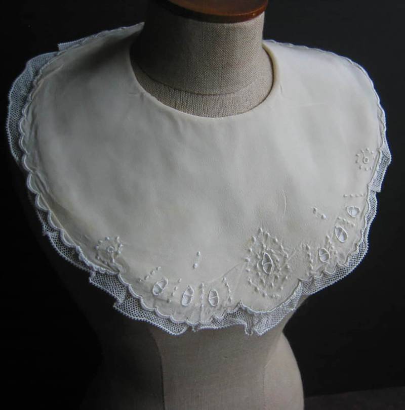 Vintage Handgefertigtes Baby Lätzchen Kragen Stickerei Und Tüllspitze Baumwolle Organza Creme-Weiß Frankreich Um 1920 Genderneutral Unisex Vintage Handgefertigtes Baby Lätzchen Kragen Stickerei Und Tüllspitze Baumwolle Organza Creme-Weiß Frankreich Um 1920 Genderneutral Unisex von Etsy - darauffreueichmich