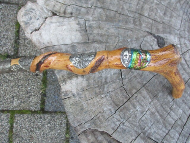 Wanderstock, Spazierstock, Wurzelholz, Stockmarken, Wandermarken, Vintage, Holz, Stock, Ast Wanderstock, Spazierstock, Wurzelholz, Stockmarken, Wandermarken, Vintage, Holz, Stock, Ast von Etsy - dekolady