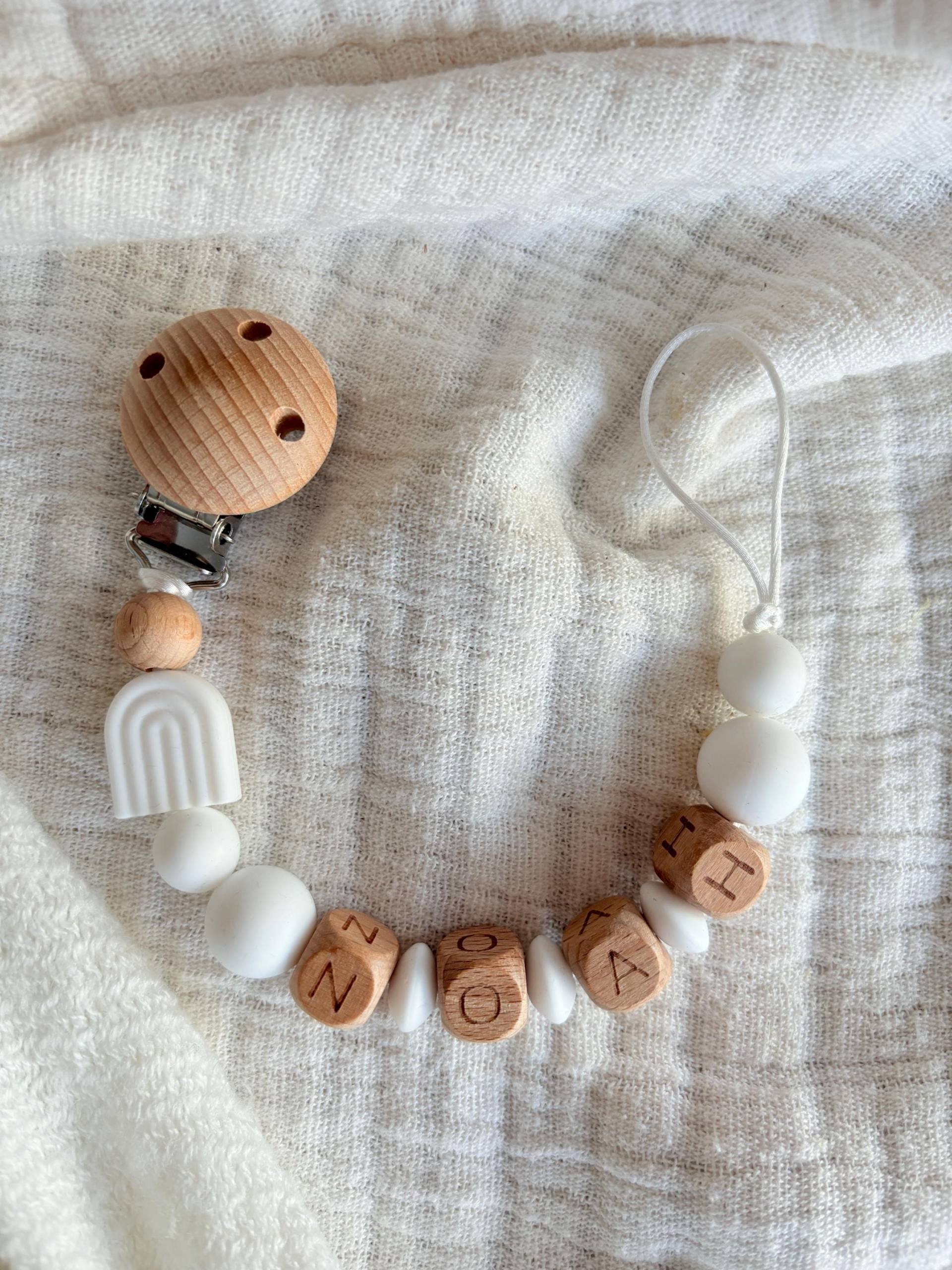 Personalisierte Schnullerkette Mit Namen in Weiß Regenbogen Als Geschenk Zur Geburt, Taufe Oder Babyparty Personalisierte Schnullerkette Mit Namen in Weiß Regenbogen Als Geschenk Zur Geburt, Taufe Oder Babyparty von Etsy - diebunteholzkiste