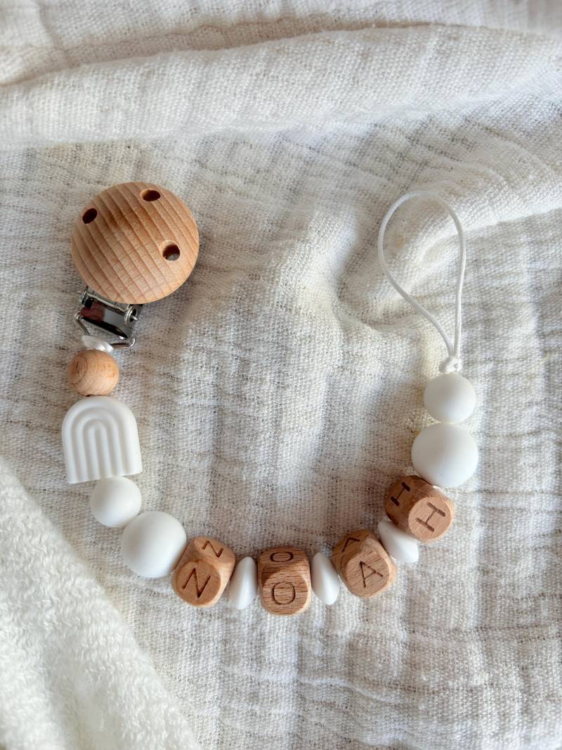 Personalisierte Schnullerkette Mit Namen in Weiß Regenbogen Als Geschenk Zur Geburt, Taufe Oder Babyparty von Etsy - diebunteholzkiste