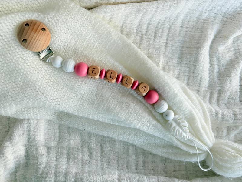 Personalisierte Schnullerkette Mit Namen Für Mädchen in Dunkelpink Als Geschenk Zur Geburt, Taufe Oder Babyparty von Etsy - diebunteholzkiste