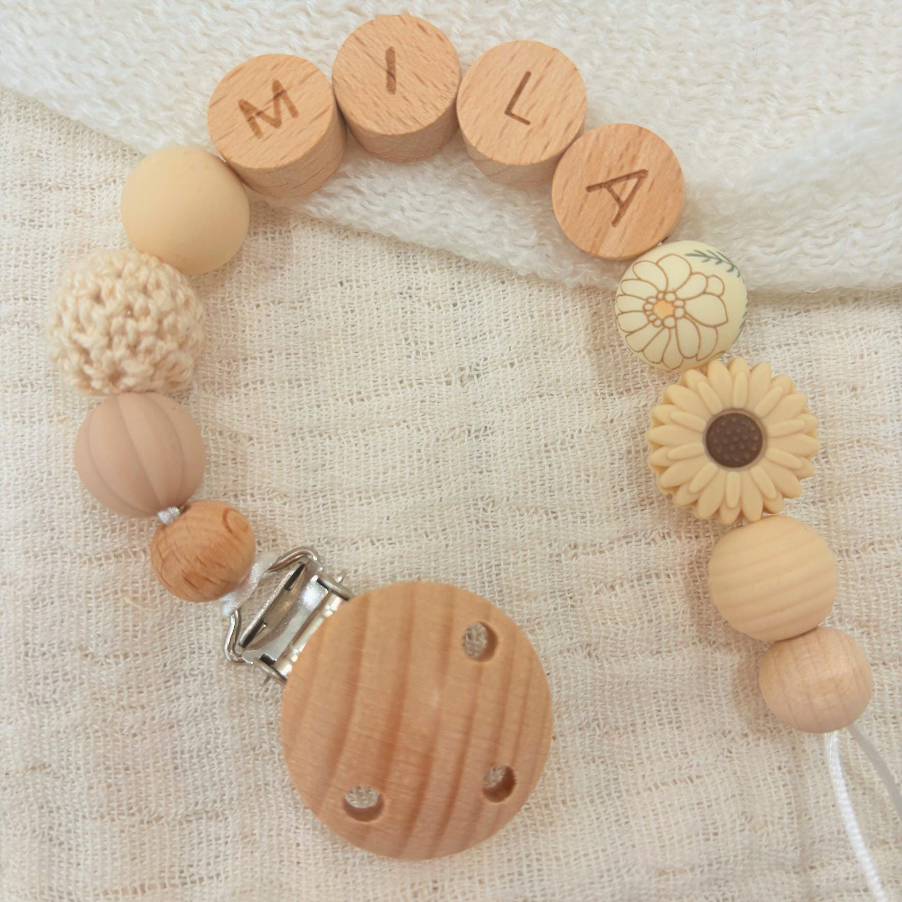 Personalisierte Schnullerkette Mit Namen in Beige Blume Als Geschenk Zur Geburt, Taufe Oder Babyparty Personalisierte Schnullerkette Mit Namen in Beige Blume Als Geschenk Zur Geburt, Taufe Oder Babyparty von Etsy - diebunteholzkiste