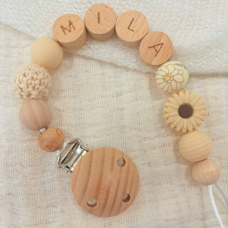 Personalisierte Schnullerkette Mit Namen in Beige Blume Als Geschenk Zur Geburt, Taufe Oder Babyparty von Etsy - diebunteholzkiste