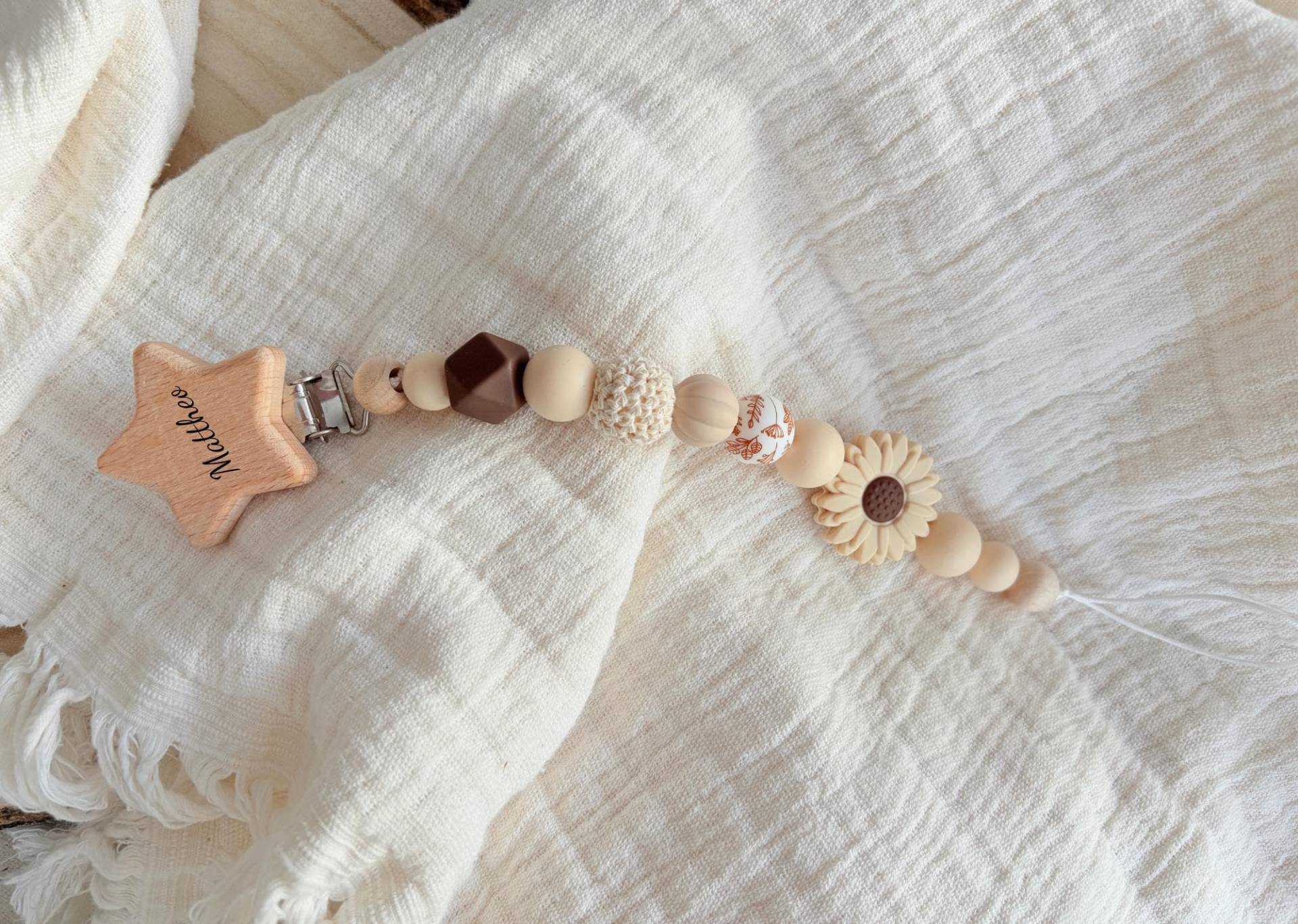 Personalisierte Schnullerkette Mit Namen Für Mädchen in Beige Gänseblümchen Als Geschenk Zur Geburt, Taufe Oder Babyparty Personalisierte Schnullerkette Mit Namen Für Mädchen in Beige Gänseblümchen Als Geschenk Zur Geburt, Taufe Oder Babyparty von Etsy - diebunteholzkiste