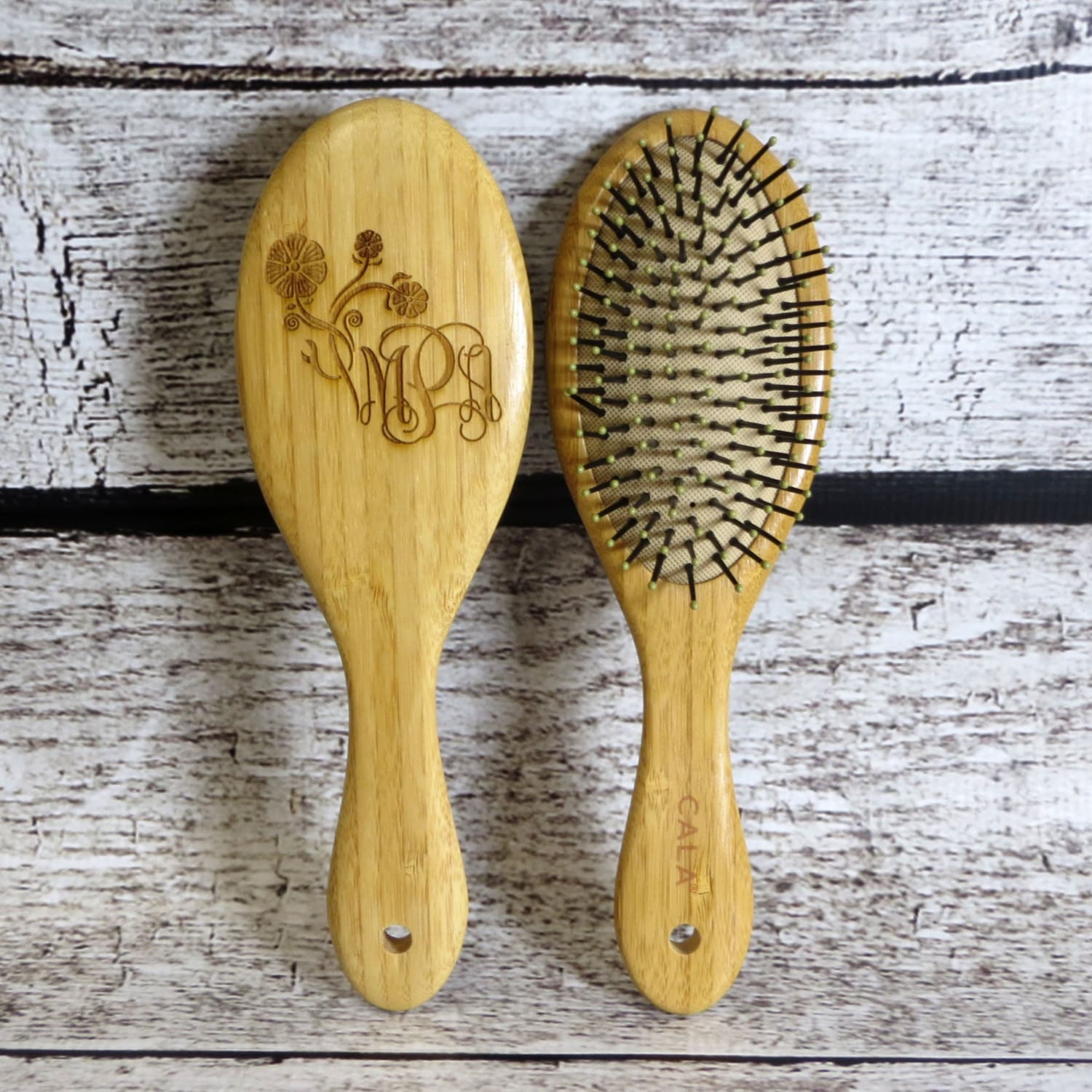 Oval Holz Haarbürste Personalisiert - Brautjungferngeschenke Für Sie Mädchen Blumen-Mädchen 5-Jähriges Jubiläum Muttertag Weihnachten Oval Holz Haarbürste Personalisiert - Brautjungferngeschenke Für Sie Mädchen Blumen-Mädchen 5-Jähriges Jubiläum Muttertag Weihnachten von Etsy - donebetter