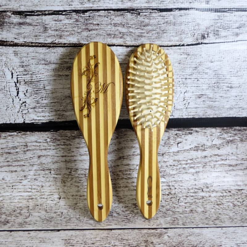 Personalisierte Hölzerne Pinsel-Brautjungfern Geschenke - Womens Geschenk-Bamboo Haarbürste von Etsy - donebetter