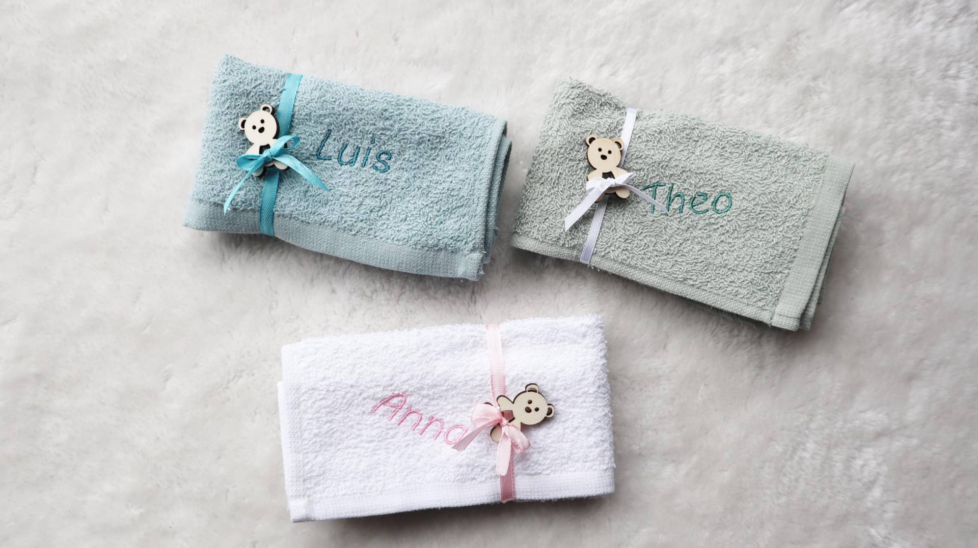 Baby Waschlappen Personalisiert Mit Teddyanhänger, Geschenk Zur Geburt Bestickt, Namen Fürs Baby, Taufgeschenk, Baumwolle von Etsy - dpDekoundmehr