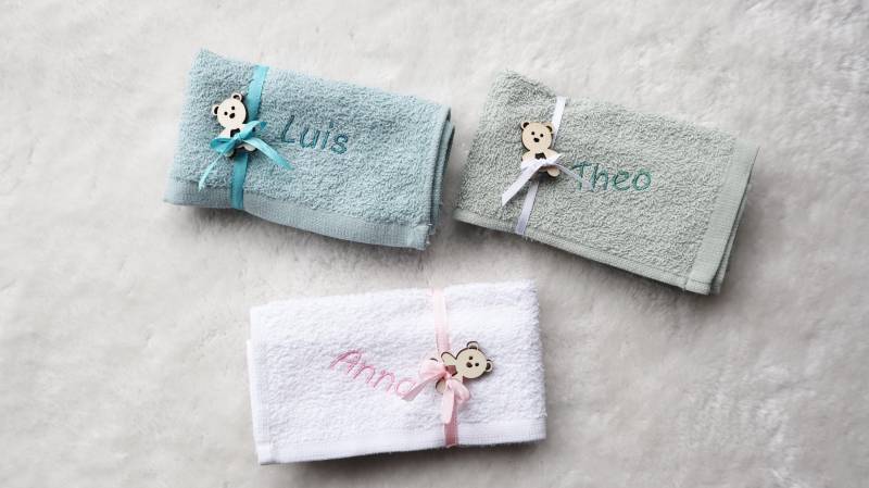 Baby Waschlappen Personalisiert Mit Teddyanhänger, Geschenk Zur Geburt Bestickt, Namen Fürs Baby, Taufgeschenk, Baumwolle von Etsy - dpDekoundmehr