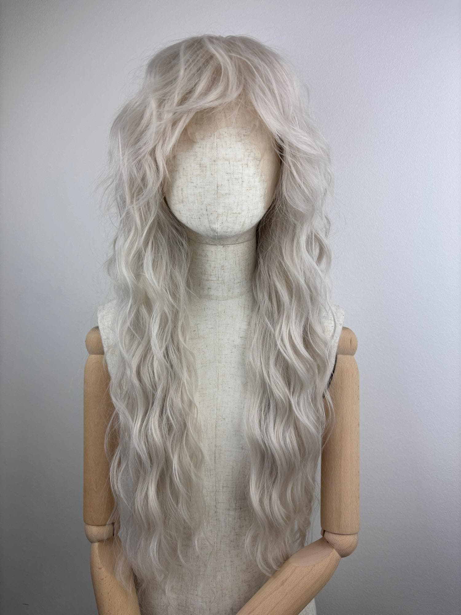 Lace Front Wig/Perücke The Silver Maid A Customized Shag Hairstyle Wig #mullet #shag #retro #silver #silber #sytheticwig #custommade Lace Front Wig/Perücke The Silver Maid A Customized Shag Hairstyle Wig #mullet #shag #retro #silver #silber #sytheticwig #custommade von Etsy - dragmaiditup