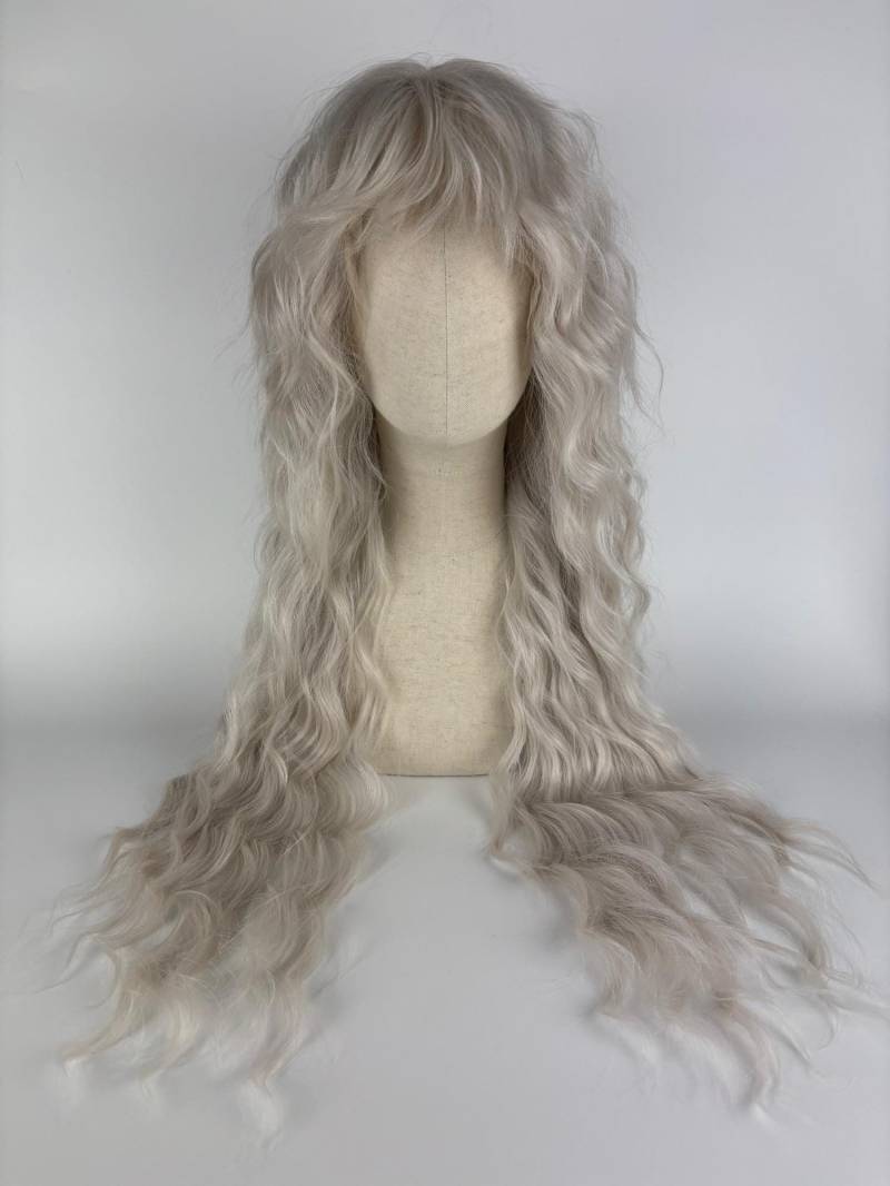 Lace Front Wig/Perücke The Silver Maid A Customized Shag Hairstyle Wig #mullet #shag #retro #silver #silber #sytheticwig #custommade von Etsy - dragmaiditup