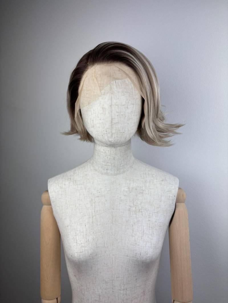 Lace Front Wig/Perücke The Oyster Maid A Customized Short Bob Hairstyle Wig #bobhaircut #blonde #sytheticwig #custommade von Etsy - dragmaiditup
