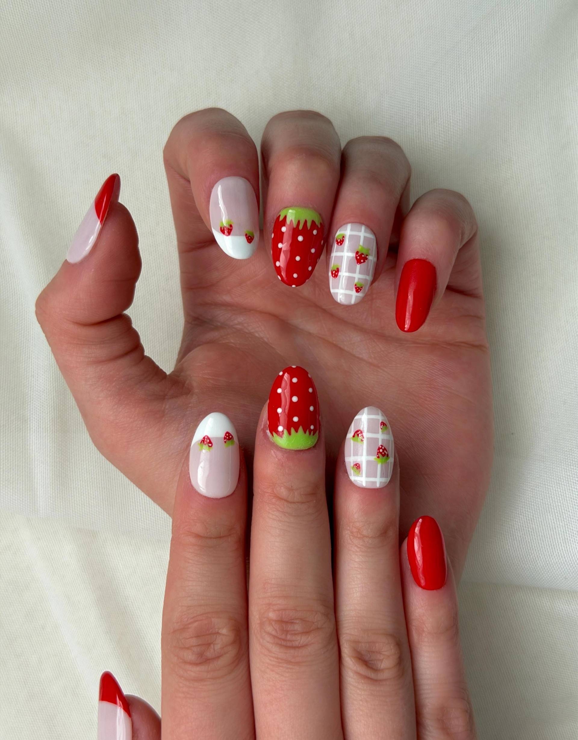 strawberry Girl Press On Nails | Handmade Cute Red & White Glossy Summer Nail Set Reusable Ons von Etsy - ebruyume