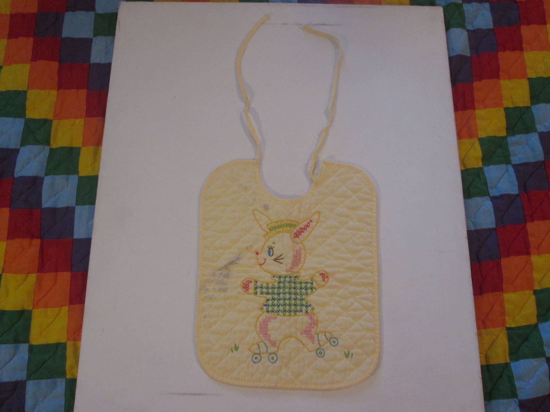Vintage 1970Er Jahre Bestickt Kaninchen Auf Rollschuhe Baby Bib Fütterung Säugling Mode Anthropomorphe Cartoon Kid Bunny Roller Skating von Etsy - elvenspacehelmet