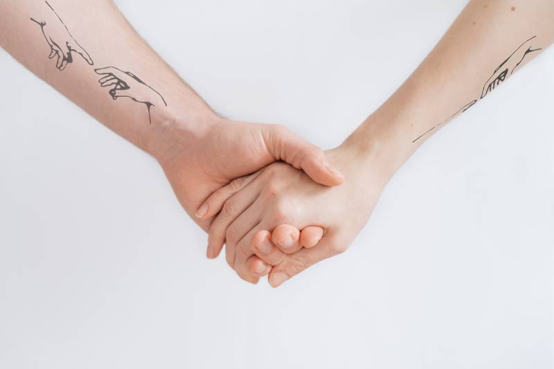 Temporäres Tattoo Mit Ausgestreckten Händen in Schwarz, Temporäres Für Paare Oder Hochzeiten, Inspiriert Von Michelangelos Erschaffung Adams Temporäres Tattoo Mit Ausgestreckten Händen in Schwarz, Temporäres Für Paare Oder Hochzeiten, Inspiriert Von Michelangelos Erschaffung Adams von Etsy - encredelicate