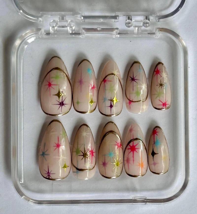 Handgemachte Press On Nails, Kunstnägel, Bunte Sterne Mit Goldenen Akzenten - "Circus Stars" von Etsy - faculanails