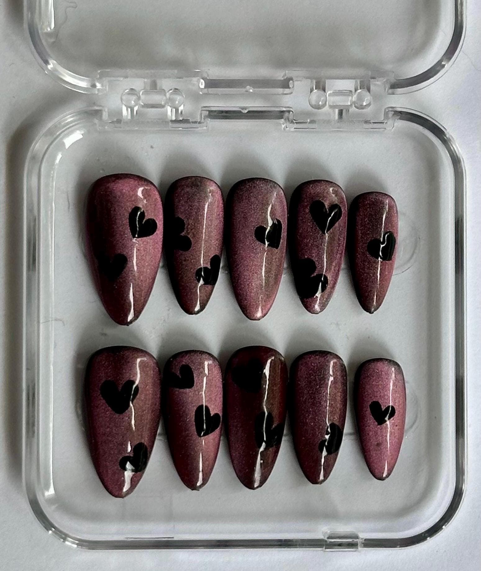 Handgemachte Press On Nails, Kunstnägel, Cat Eye Rot Mit Herzen - "Shimmering Hearts" Handgemachte Press On Nails, Kunstnägel, Cat Eye Rot Mit Herzen - "Shimmering Hearts" von Etsy - faculanails
