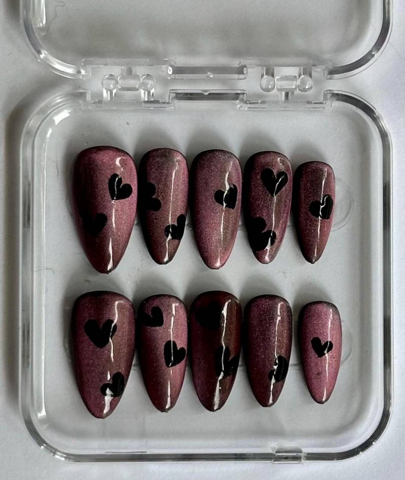 Handgemachte Press On Nails, Kunstnägel, Cat Eye Rot Mit Herzen - "Shimmering Hearts" von Etsy - faculanails