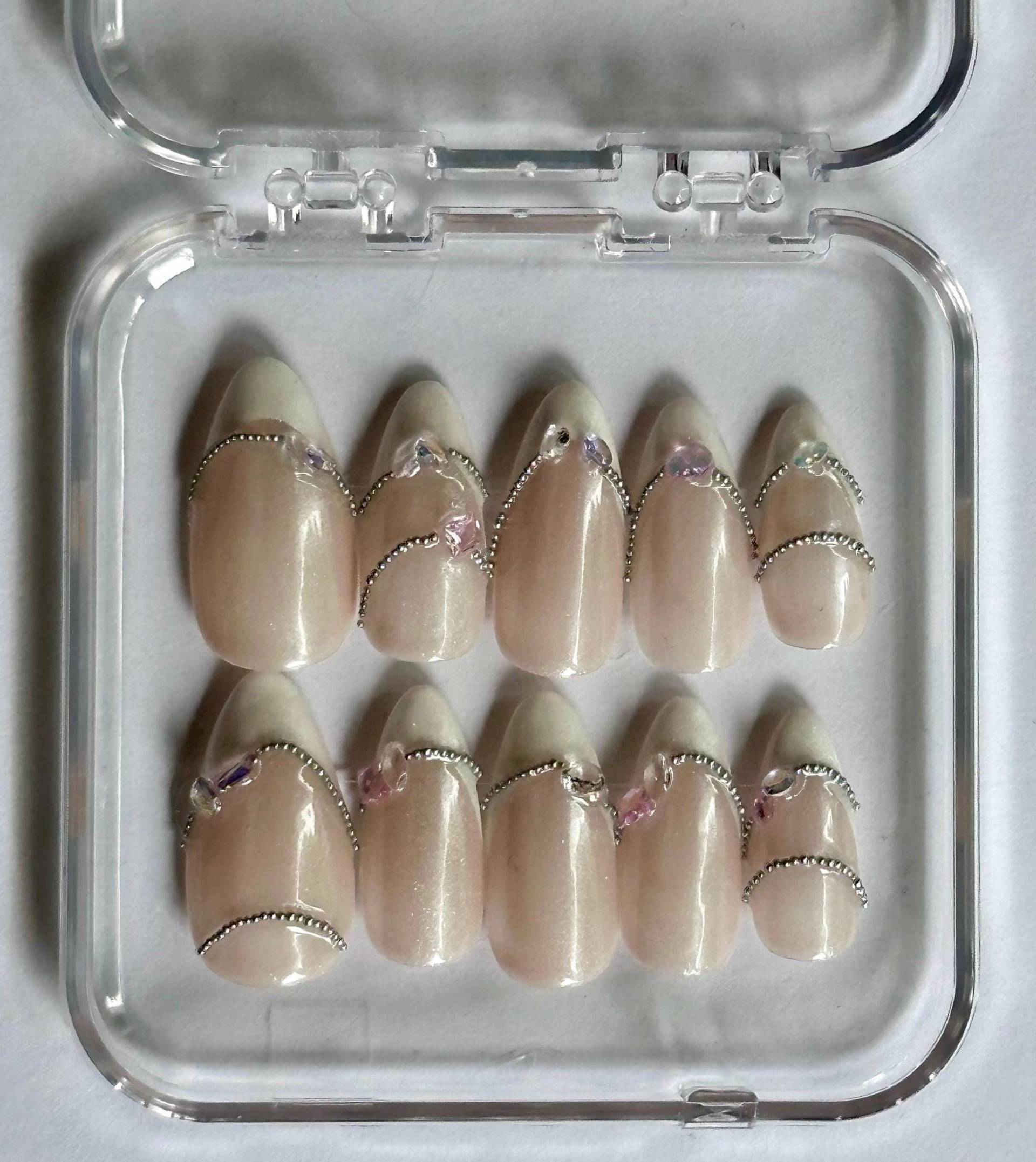 Handgemachte Press On Nails, Kunstnägel, Elegante Strasssteine, Kettchen, Chrome Nails - "Delicate Chains" Handgemachte Press On Nails, Kunstnägel, Elegante Strasssteine, Kettchen, Chrome Nails - "Delicate Chains" von Etsy - faculanails
