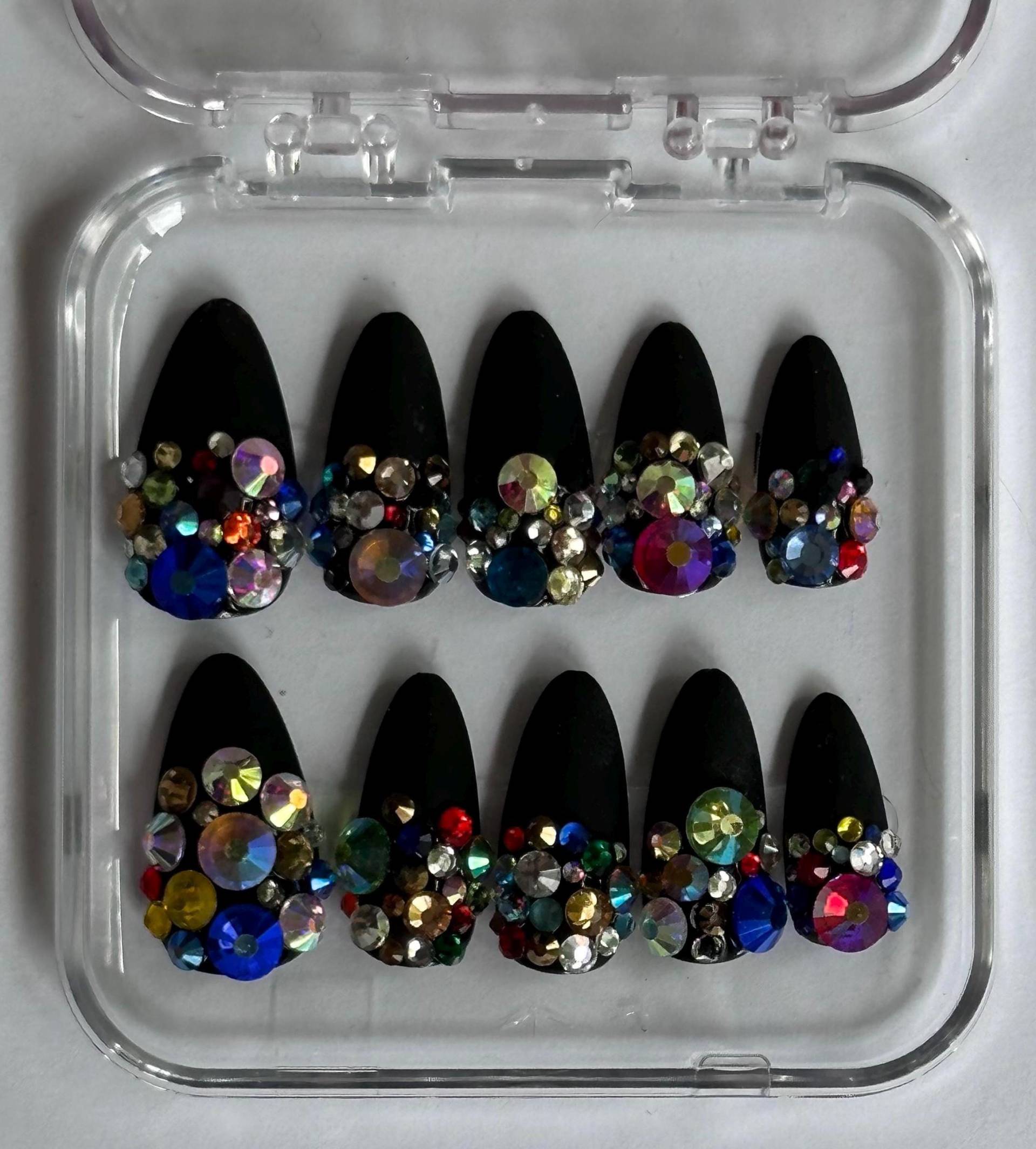 Handgemachte Press On Nails, Kunstnägel, Matt Schwarz Mit Großen Bunten Strasssteinen - "Pitch Black Sparkle" von Etsy - faculanails