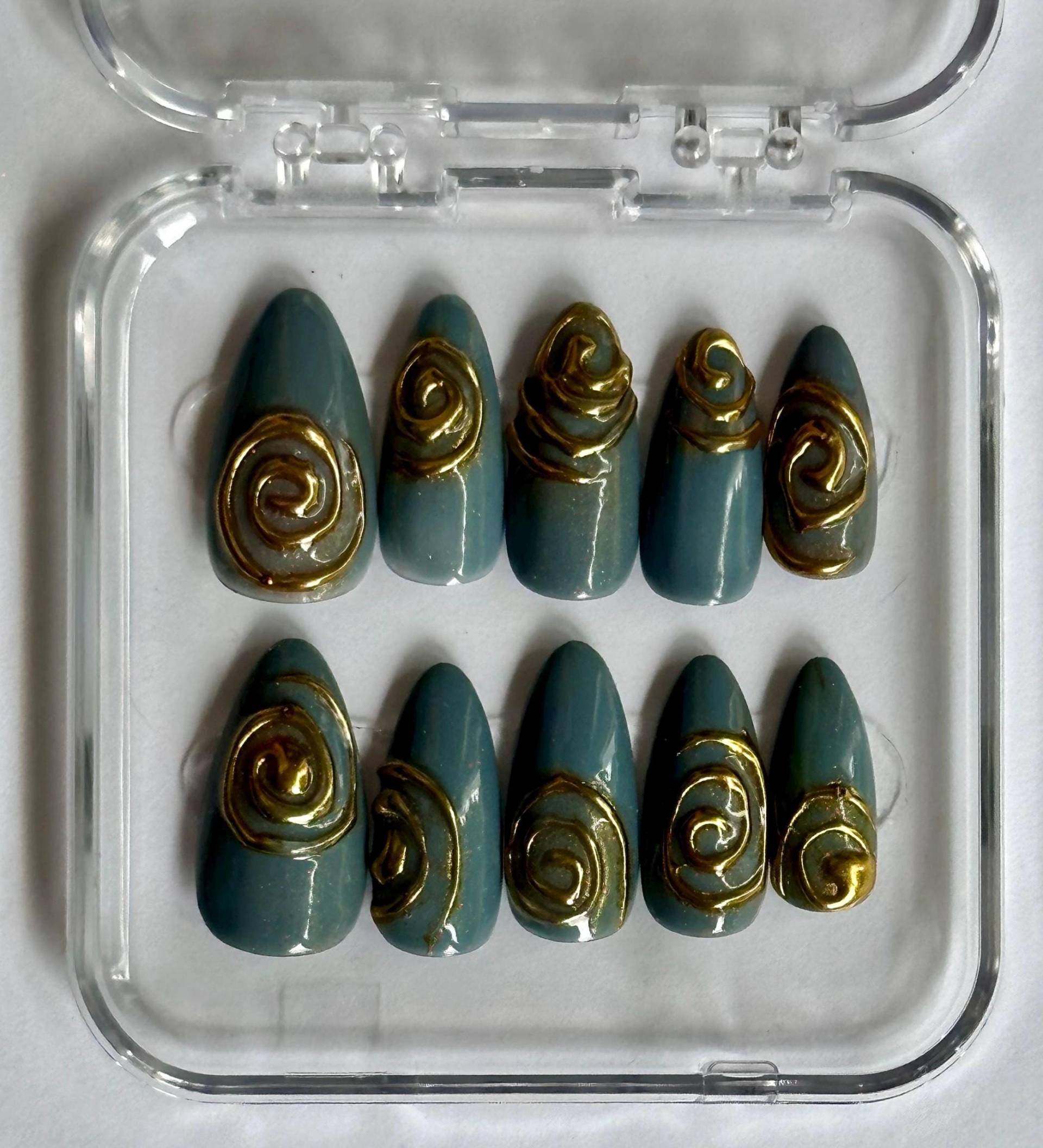 Handgemachte Press On Nails, Kunstnägel, Petrolgrün Mit 3D Chrom Details in Gold - "Ancient Treasures" Handgemachte Press On Nails, Kunstnägel, Petrolgrün Mit 3D Chrom Details in Gold - "Ancient Treasures" von Etsy - faculanails