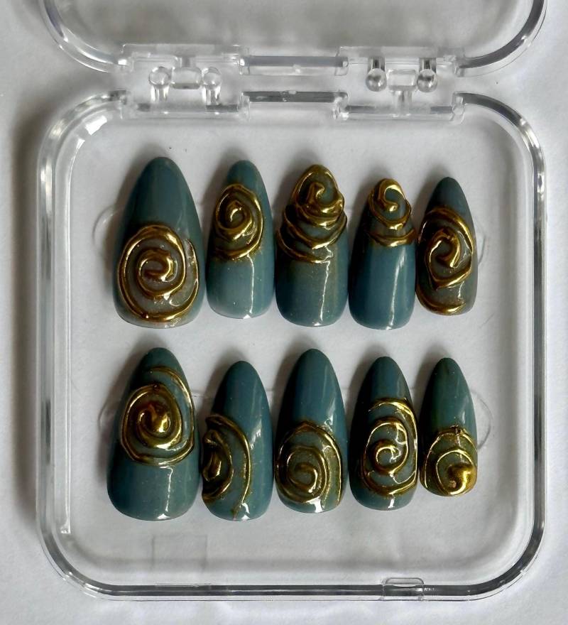 Handgemachte Press On Nails, Kunstnägel, Petrolgrün Mit 3D Chrom Details in Gold - "Ancient Treasures" von Etsy - faculanails