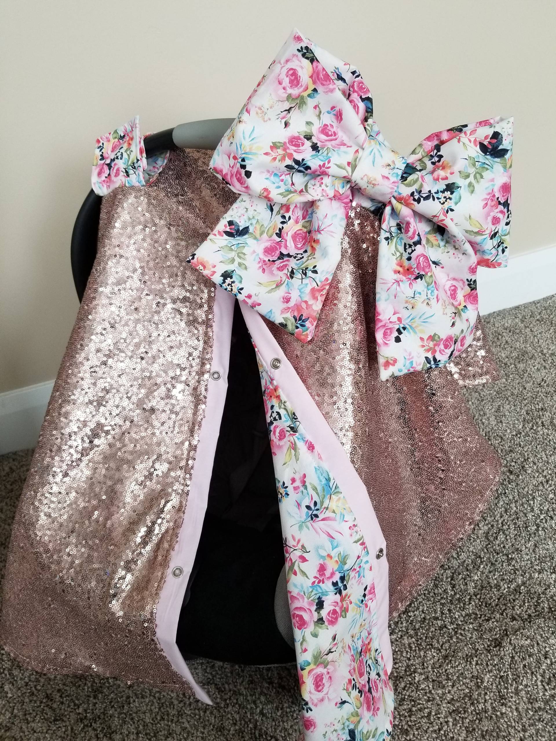 Rose Gold Blumen Autositzbezug, Neugeborenen Mädchen Geschenk, Baby-Dusche-Geschenk, Baby Autositz Überdachung, Bereit Zu Versenden Rose Gold Blumen Autositzbezug, Neugeborenen Mädchen Geschenk, Baby-Dusche-Geschenk, Baby Autositz Überdachung, Bereit Zu Versenden von Etsy - fashionfairytales