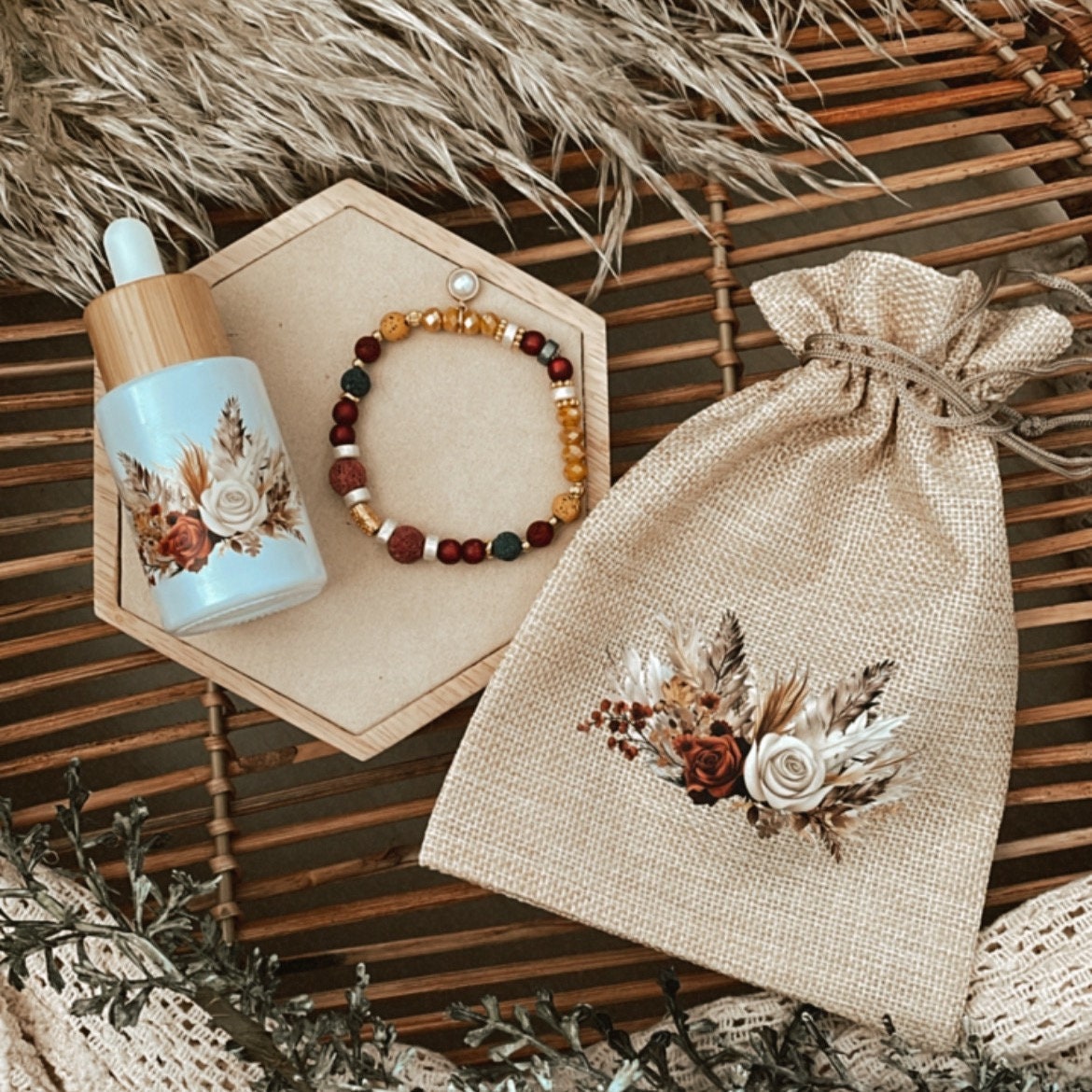 Boho Flower - Öle-Zubehör Geschen-Set Mit Individueller Pipettenflasche, Und Säckchen Sowie Diffuser-Perlen-Armband I Handmade von Etsy - feelinature
