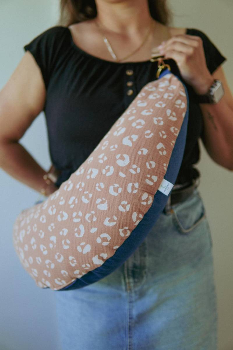 stillkissen/Reisekissen To Go "Musselin Leo Terrakotta Jeans" von Etsy - feinesgut