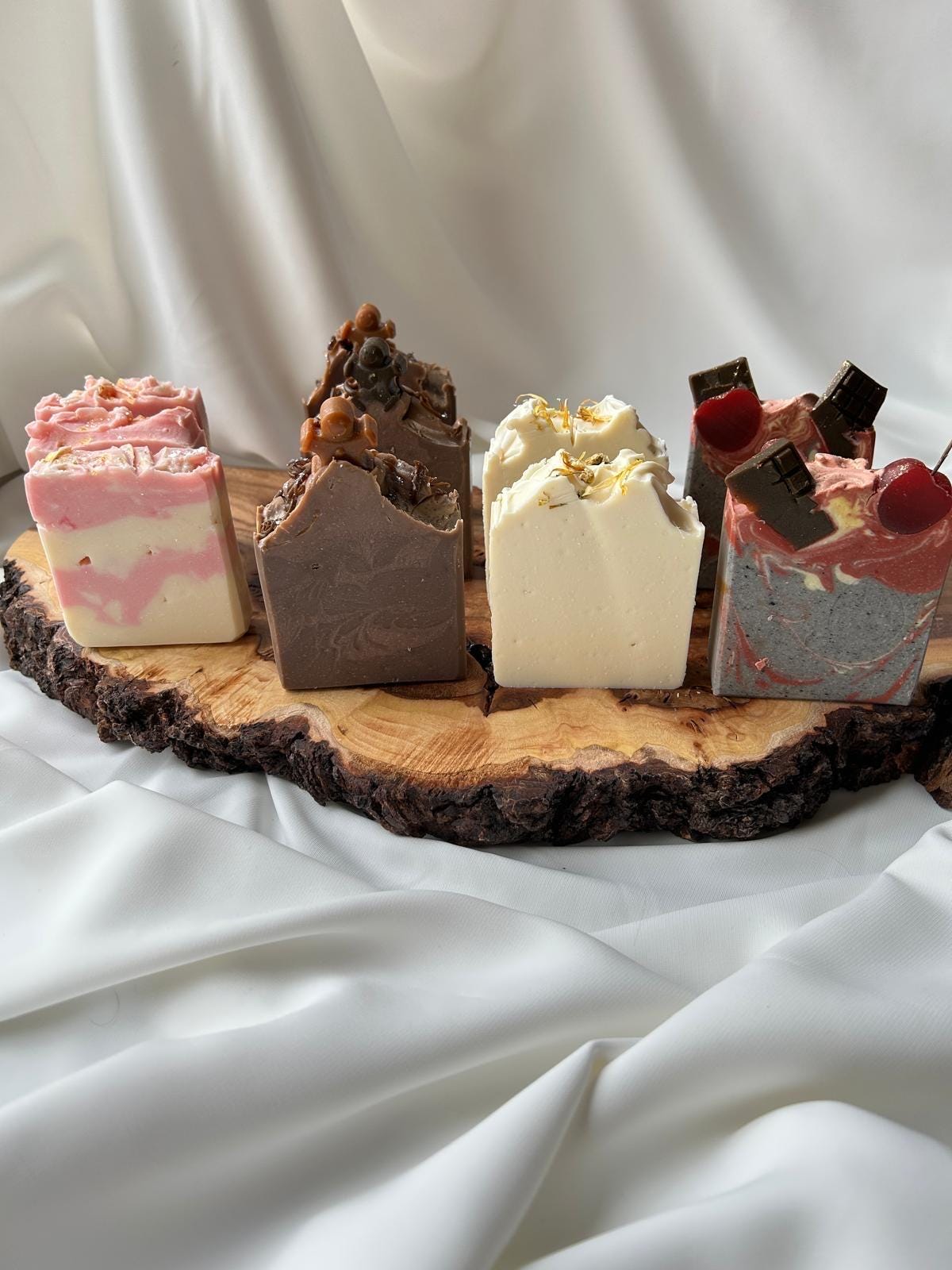 Handgefertigte Naturseife in Verschiedenen Variationen - Perfektes Geschenk Zum Verwöhnen Und Für Die Kleine Auszeit Vom Tag Handgefertigte Naturseife in Verschiedenen Variationen - Perfektes Geschenk Zum Verwöhnen Und Für Die Kleine Auszeit Vom Tag von Etsy - flowerpowerbylena