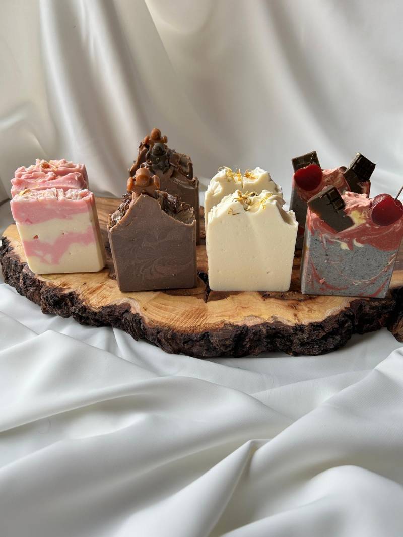 Handgefertigte Naturseife in Verschiedenen Variationen - Perfektes Geschenk Zum Verwöhnen Und Für Die Kleine Auszeit Vom Tag von Etsy - flowerpowerbylena