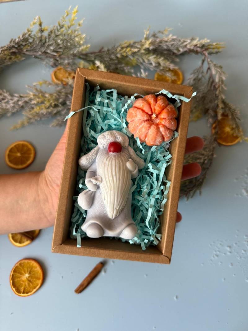 Handgefertigter Seifenweihnachtsmann - Nikolausgeschenk Wichtelgeschenk Weihnachtsseifenset von Etsy - flowerpowerbylena