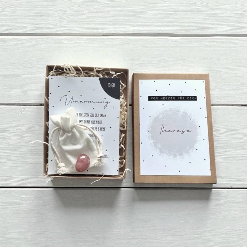 Personalisiertes Geschenk Für Frauen, Pocket Hug Mit Trommelstein, Erdbeerquarz Taschenumarmung, Glücksbringer Geschenkset, Aufmerksamkeit Personalisiertes Geschenk Für Frauen, Pocket Hug Mit Trommelstein, Erdbeerquarz Taschenumarmung, Glücksbringer Geschenkset, Aufmerksamkeit von Etsy - frausorores