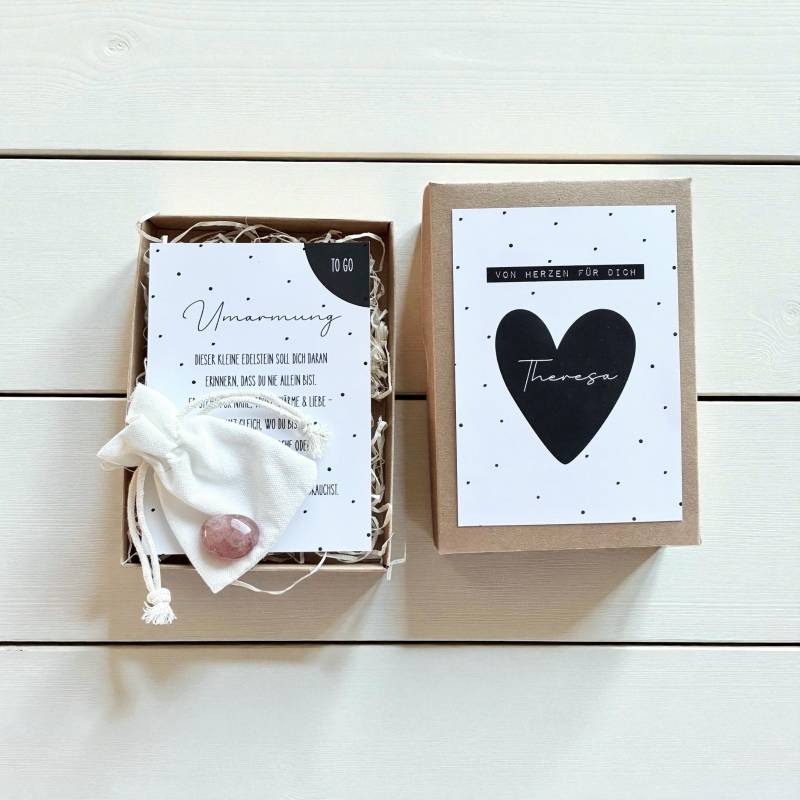 Personalisiertes Geschenk Für Frauen, Pocket Hug Mit Trommelstein, Erdbeerquarz Taschenumarmung, Glücksbringer Geschenkset, Aufmerksamkeit Personalisiertes Geschenk Für Frauen, Pocket Hug Mit Trommelstein, Erdbeerquarz Taschenumarmung, Glücksbringer Geschenkset, Aufmerksamkeit von Etsy - frausorores
