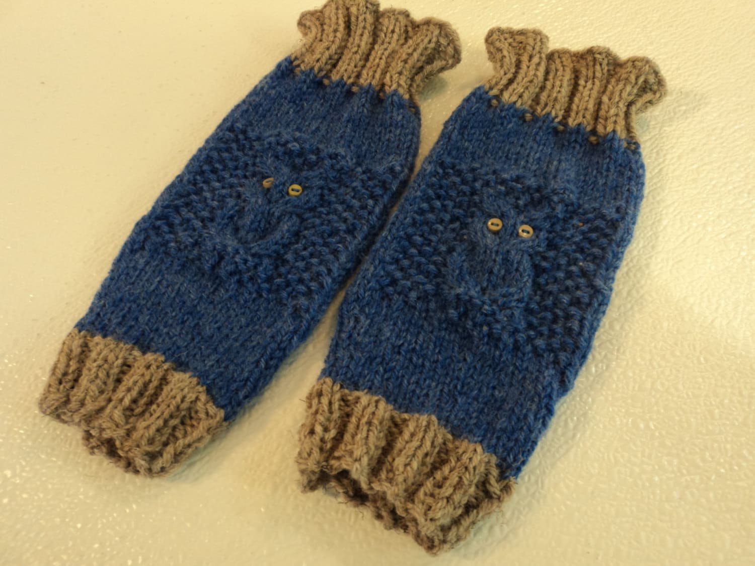 Handgefertigte Gestrickt Baby Stulpen Blau/Graue Eule Auge Tasten Männlichen 9-12 Monate von Etsy - grammysfuzzies