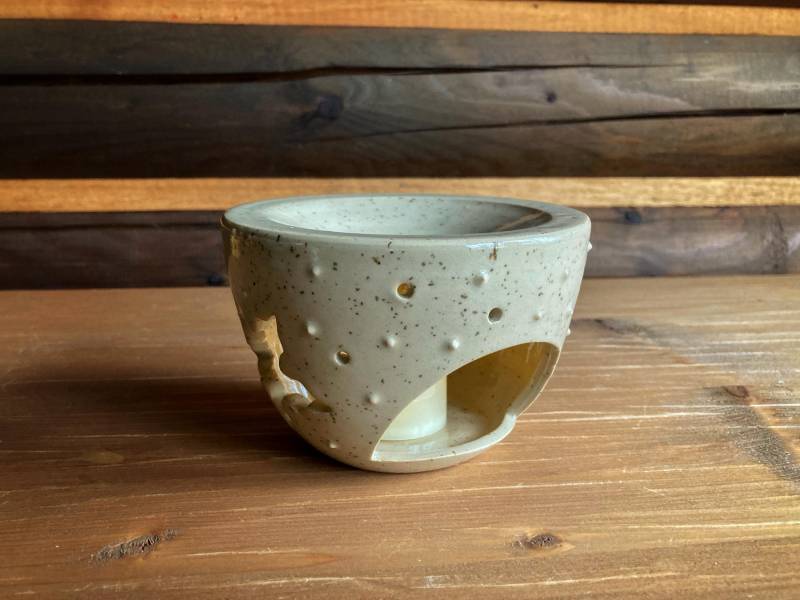 Handgemachte Duftöllampe Sand, Duftlampe, Handgefertigt, Keramik, Steinzeug, Kerzenhalter, Gesprenkelt, Winterlich, Schneeflocken-Motiv Handgemachte Duftöllampe Sand, Duftlampe, Handgefertigt, Keramik, Steinzeug, Kerzenhalter, Gesprenkelt, Winterlich, Schneeflocken-Motiv von Etsy - handmariepottery