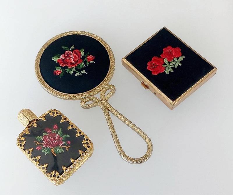 Vintage Petit Point Handtasche Accessoires Set Spiegel, Parfüm Flasche, Bilderrahmen Mini Album Vintage Petit Point Handtasche Accessoires Set Spiegel, Parfüm Flasche, Bilderrahmen Mini Album von Etsy - hard2findstuff