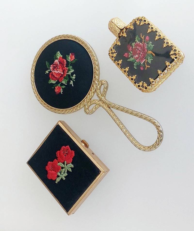 Vintage Petit Point Nadelspitze Handspiegel Parfüm Flasche Bilderrahmen Handtasche Accessoires Set Rote Rosen Geschenk von Etsy - hard2findstuff