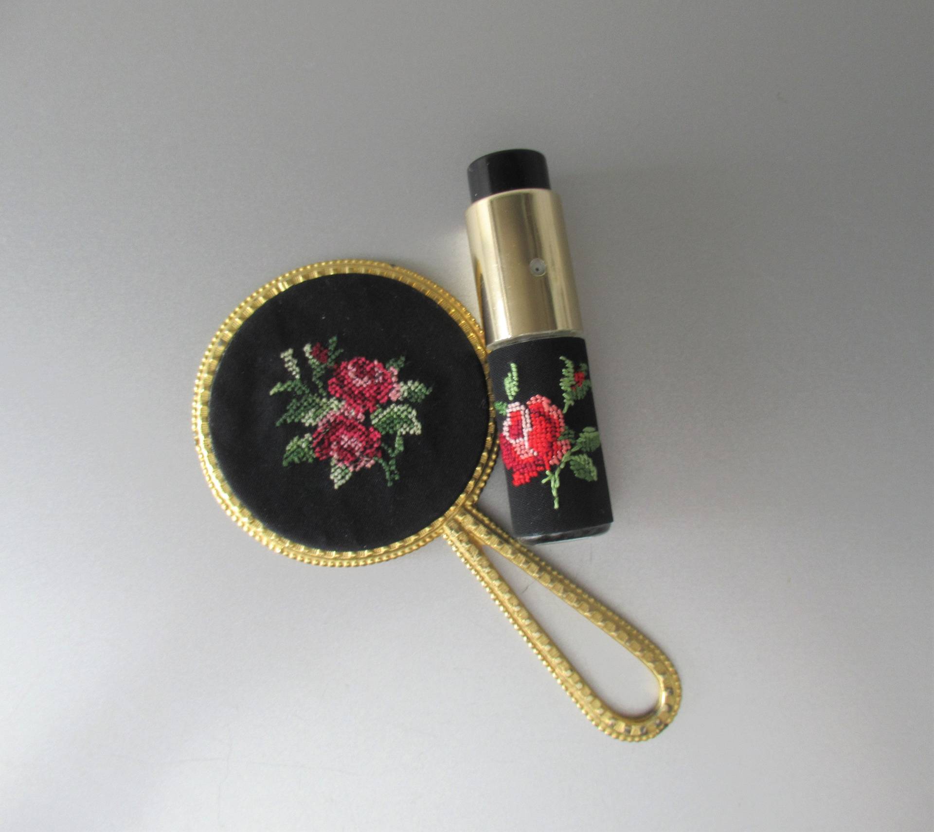 Vintage Petit Point Spiegel & Parfüm Zerstäuber Set, Handtaschenzubehör von Etsy - hard2findstuff