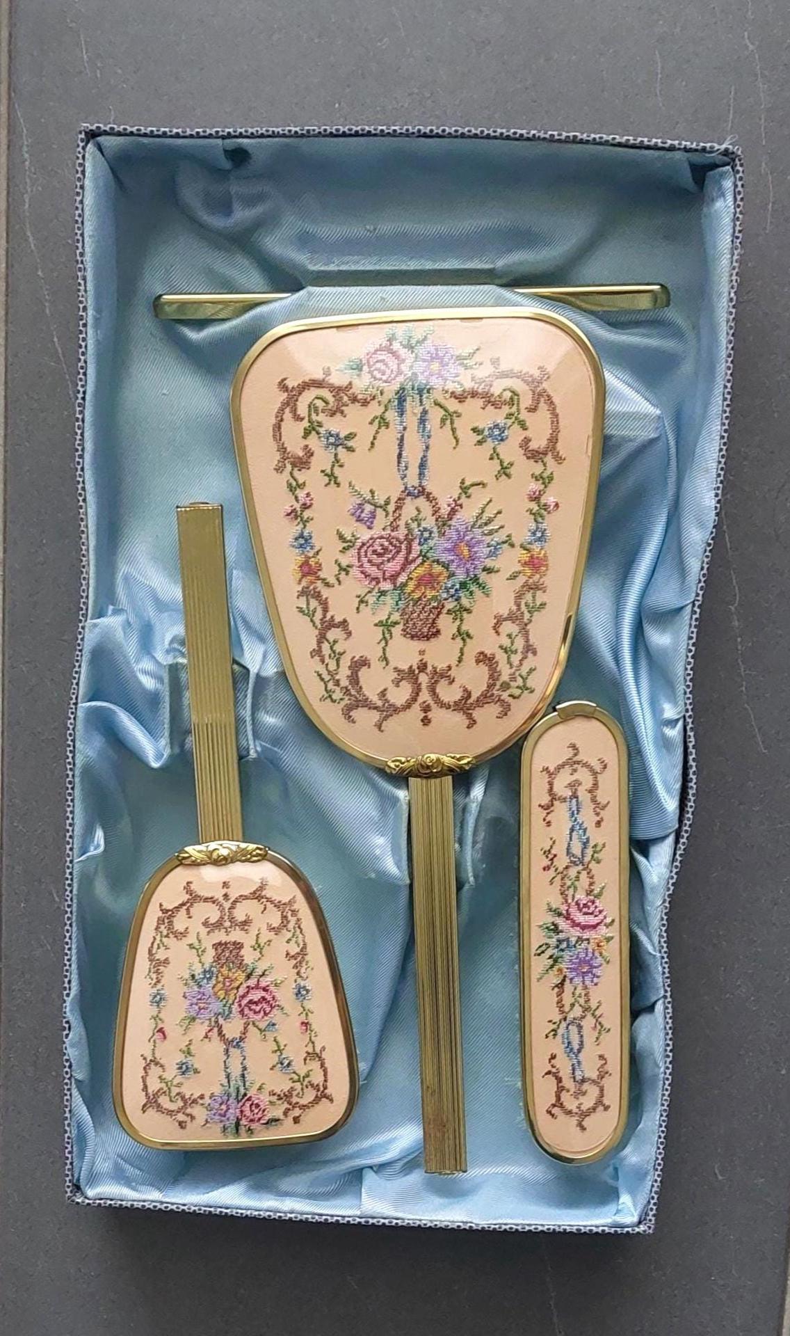 Vintage Petit Point Stickerei 3-Teiliges Set Eitelkeit Dressing Handspiegel Haarbürste Kleiderbürste in Original Geschenkbox Vintage Petit Point Stickerei 3-Teiliges Set Eitelkeit Dressing Handspiegel Haarbürste Kleiderbürste in Original Geschenkbox von Etsy - hard2findstuff