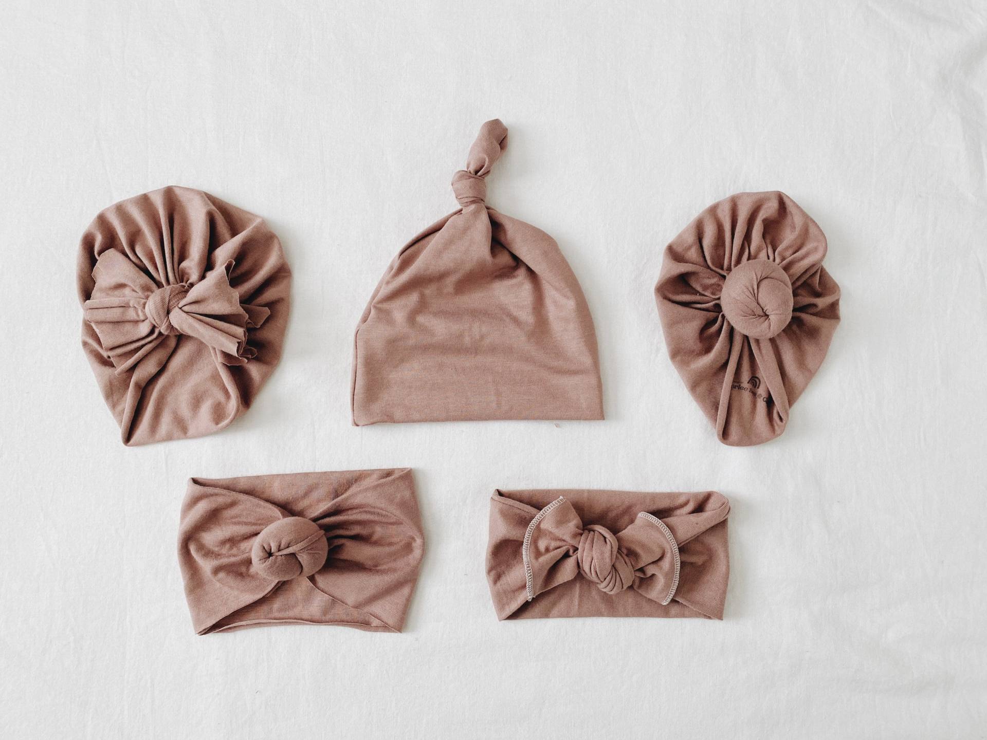 Soft Mauve, Baby Turban, Mütze, Knoten Stirnband, Geschenk Set, Baby-Dusche-Geschenk von Etsy - harleebeeandco