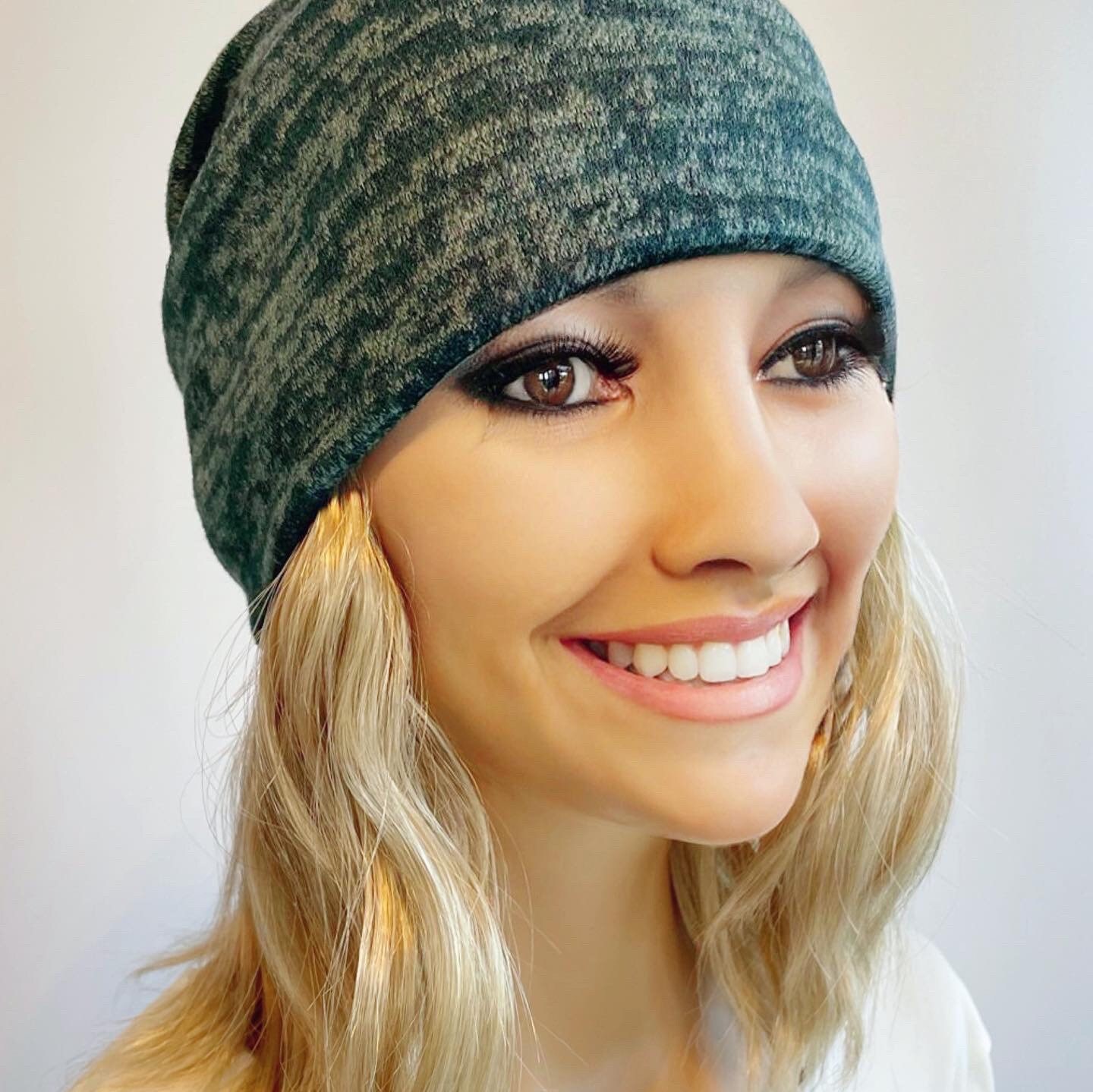 Mittelschwere Beanie Mit Weichem Kurzwelligen Haar Befestigt von Etsy - headscarvesbyciara1